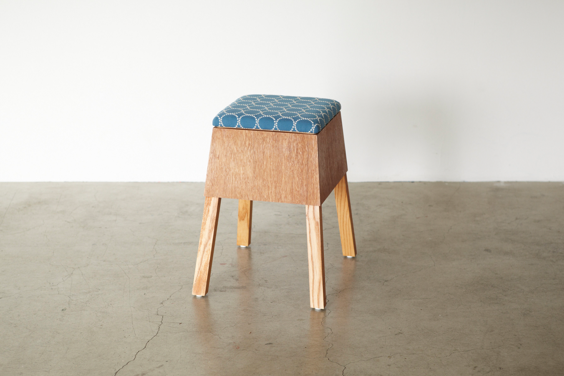 koloro-stool mina.ver (コロロスツール ミナ.ver) – 伊千呂オリジナル