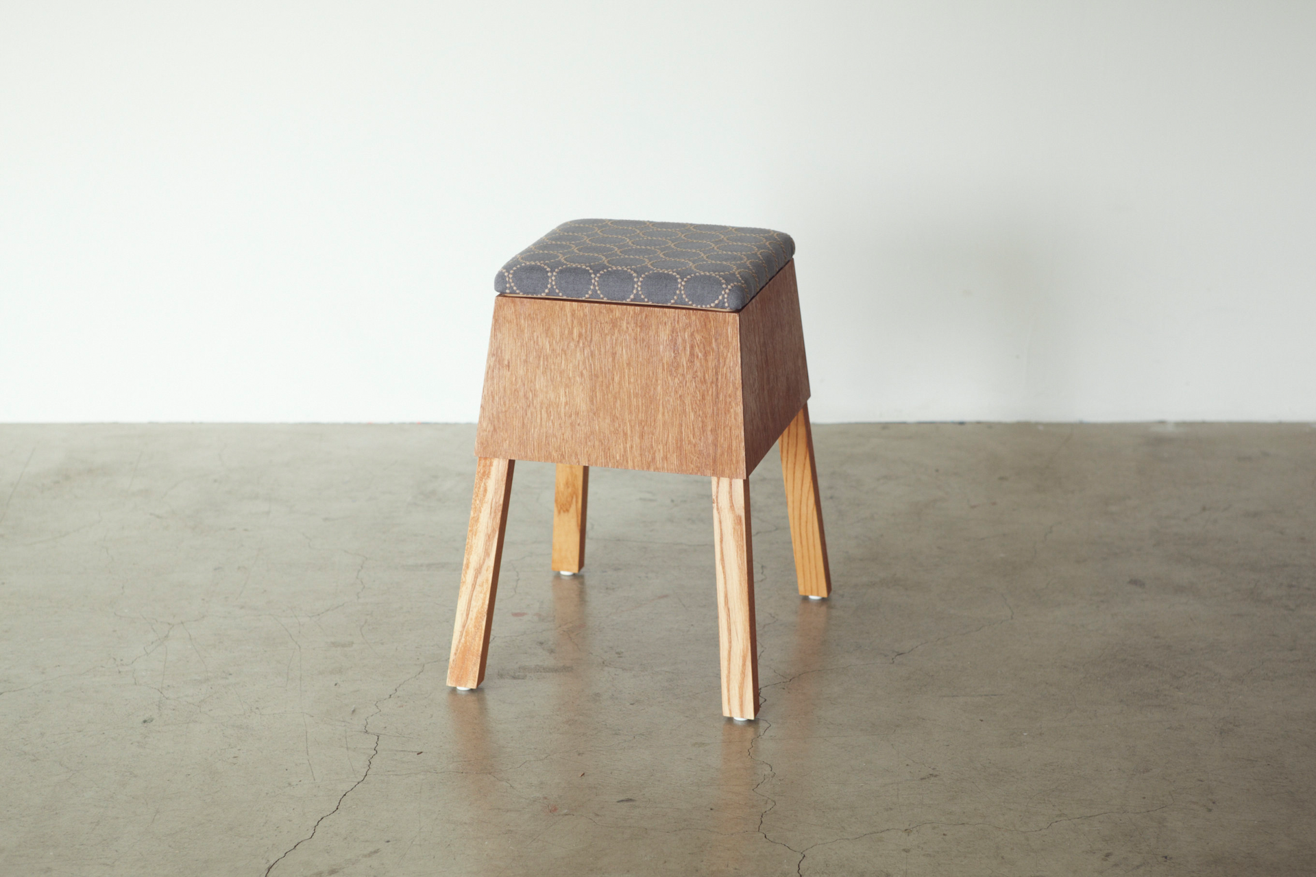 koloro-stool mina.ver (コロロスツール ミナ.ver) – 伊千呂オリジナル