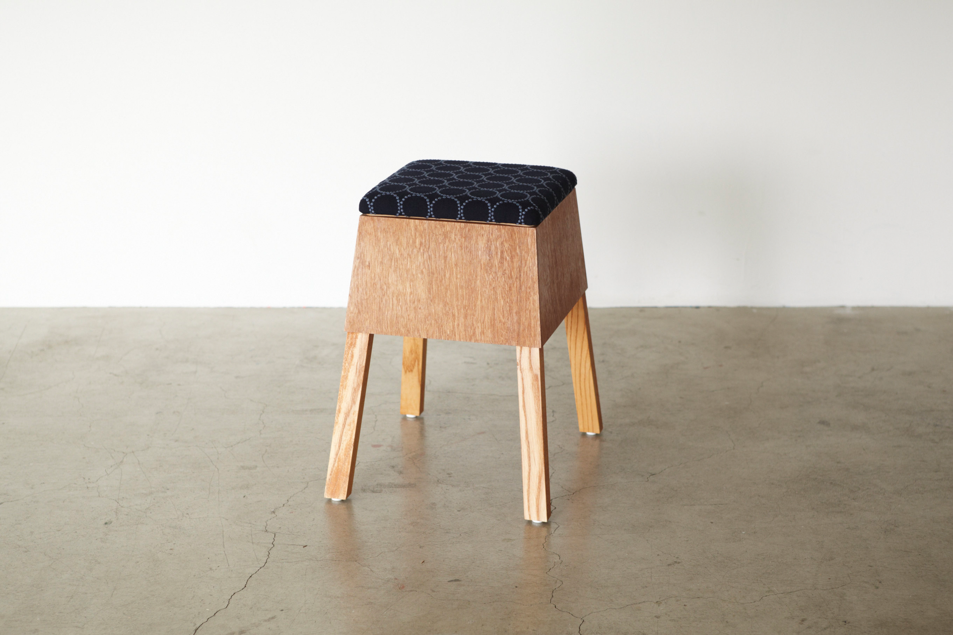koloro-stool mina.ver (コロロスツール ミナ.ver) – 伊千呂 koloro-stool mina.ver (コロロスツール ミナ.ver) – 伊千呂