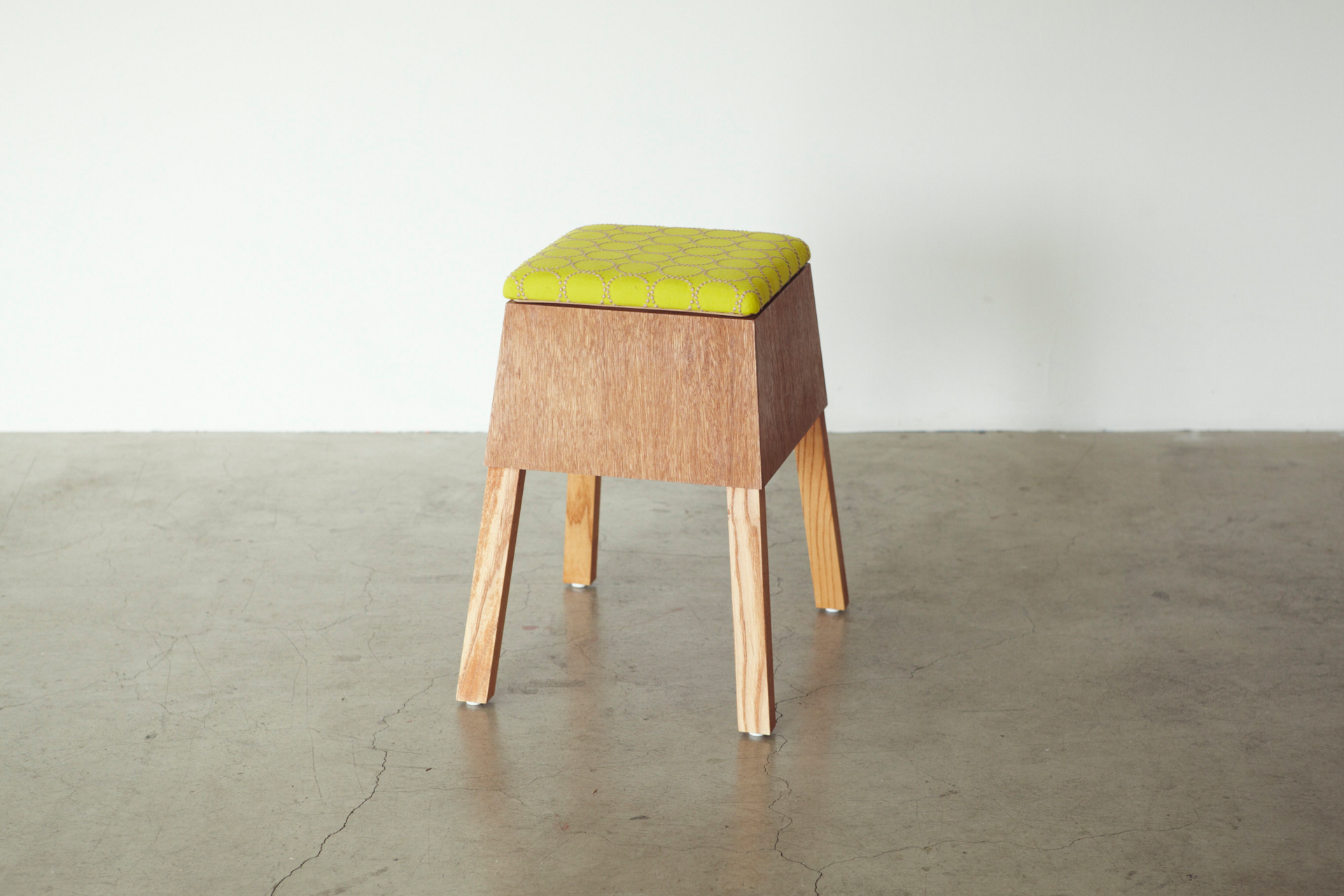 koloro-stool mina.ver (コロロスツール ミナ.ver) – 伊千呂オリジナル